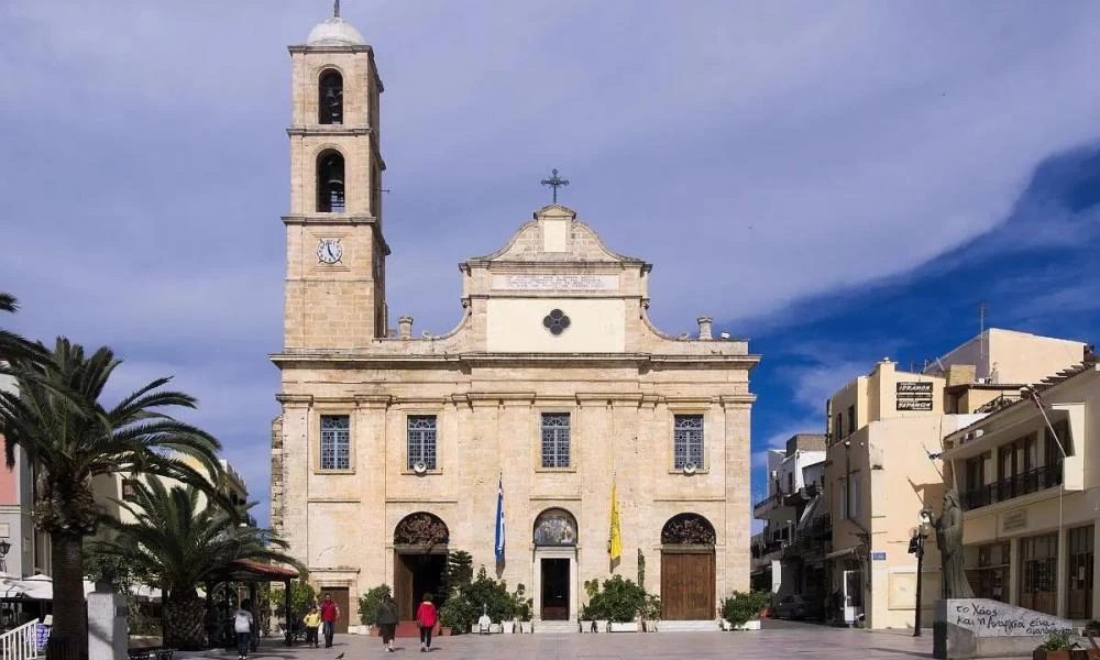 ''Πλημμύρισε'' η πλατεία του μητροπολιτικού ναού στα Χανιά - Άγνωστος άδειασε δύο μεγάλα βαρέλια με λάδι!